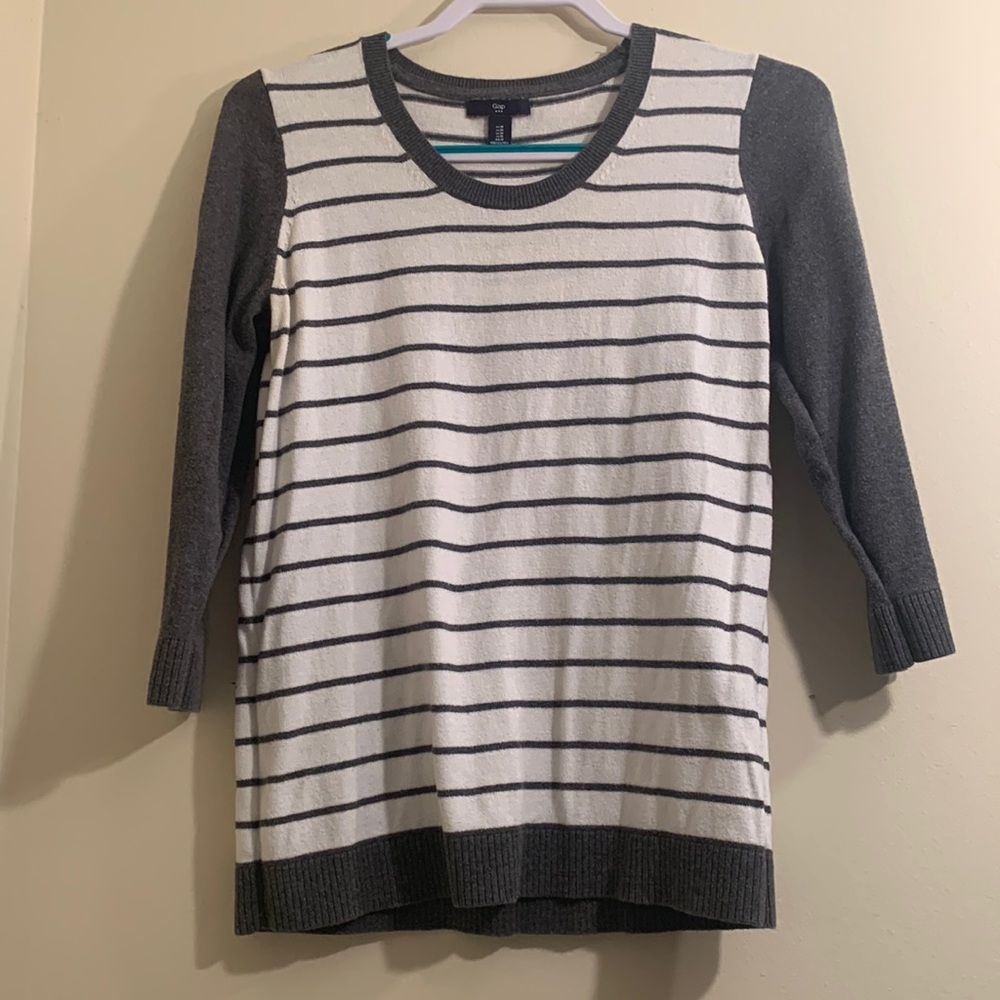 Gray & White 3/4 Sleeve Sweater